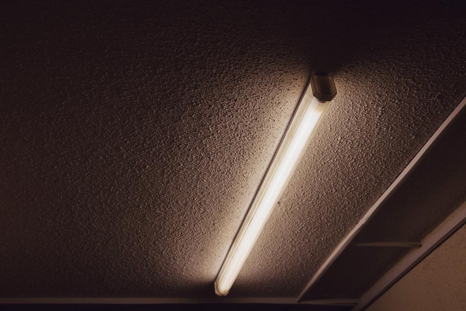 electricien aval lampe fluorescente plafond appartement residentiel