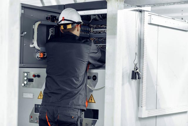 electricien laval ingenieur travail verification maintenance equipement cablage armoire